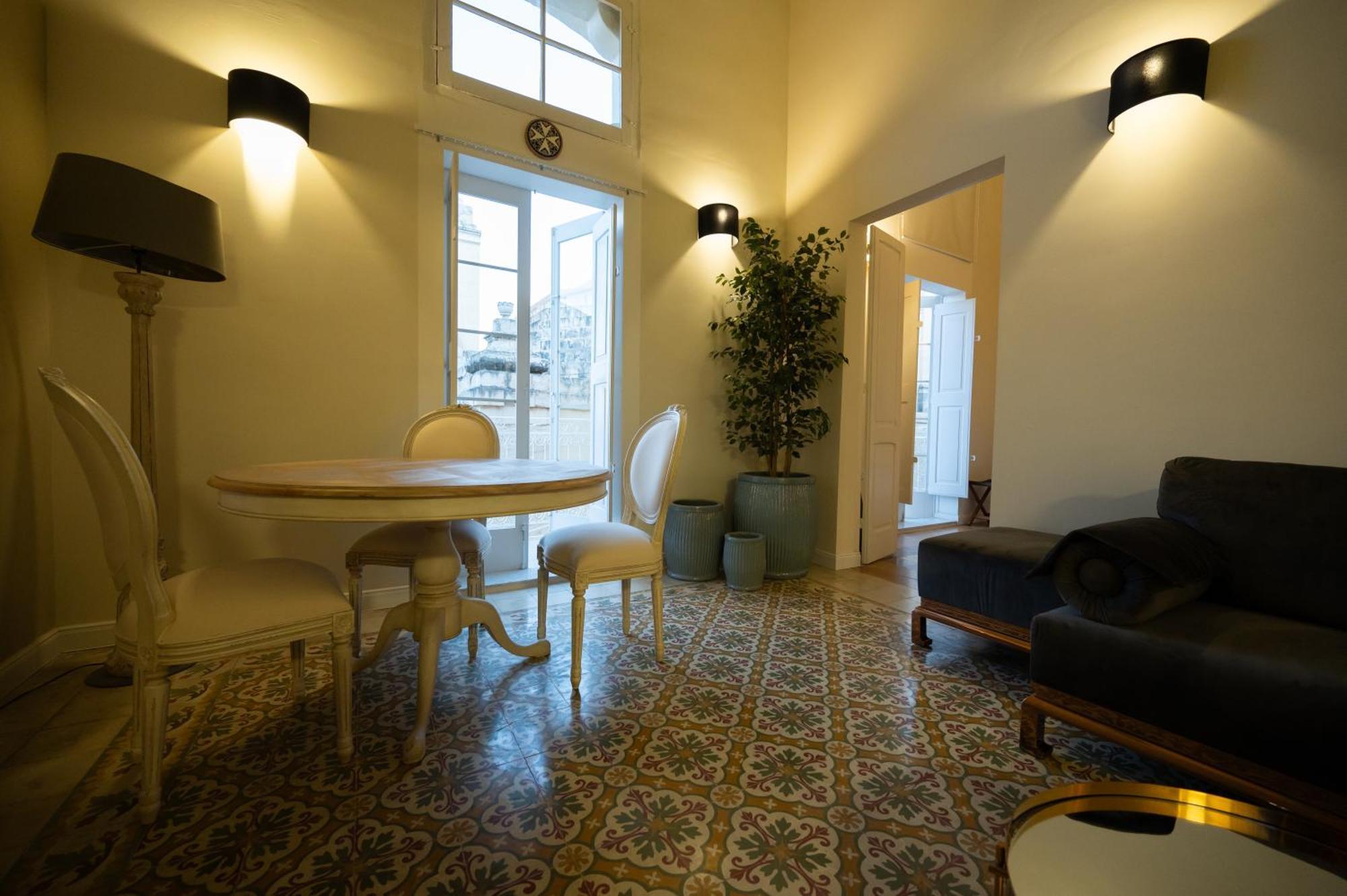 Grand Arcanum Apartment 2 - Comfortable And Elegant Сенглея Экстерьер фото