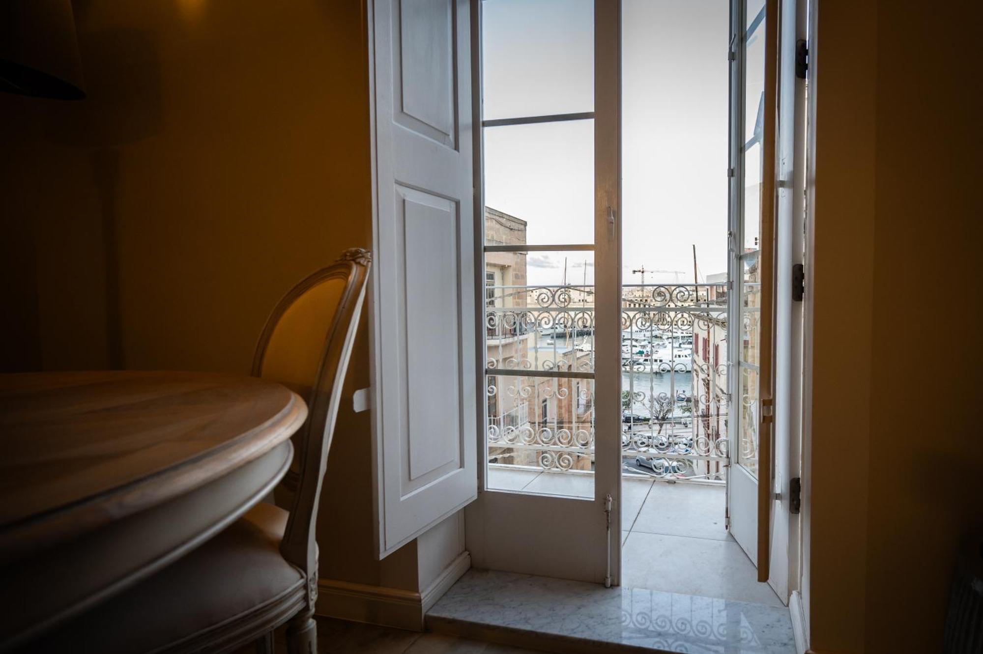 Grand Arcanum Apartment 2 - Comfortable And Elegant Сенглея Экстерьер фото